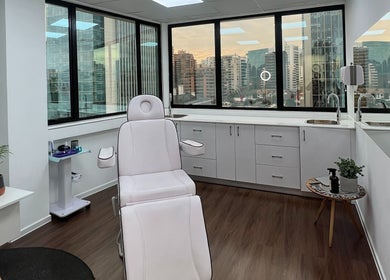 Interior moderno de CB Medicina Estética en Santiago, Región Metropolitana, CL con vista a la ciudad.