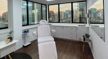 Interior moderno de CB Medicina Estética en Santiago, Región Metropolitana, CL con vista a la ciudad.