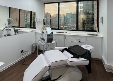 Moderna sala de tratamiento en CB Medicina Estética, Santiago, Región Metropolitana, CL, con vista urbana.
