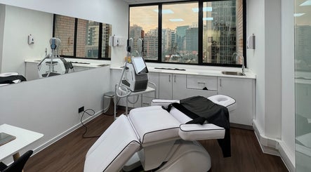 Moderna sala de tratamiento en CB Medicina Estética, Santiago, Región Metropolitana, CL, con vista urbana.