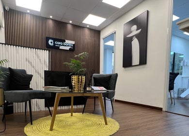 Elegante sala de espera en CB Medicina Estética, Santiago, Región Metropolitana, CL, con decoración moderna.