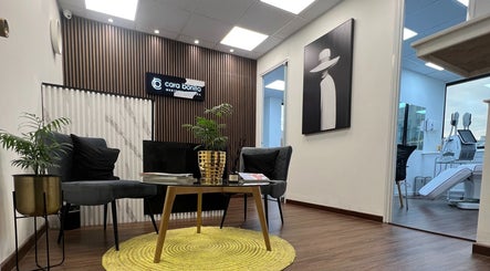Elegante sala de espera en CB Medicina Estética, Santiago, Región Metropolitana, CL, con decoración moderna.