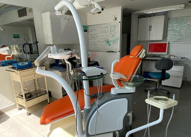 Sala de tratamiento en CB Medicina Estética, Santiago, Región Metropolitana, CL, con equipo moderno.