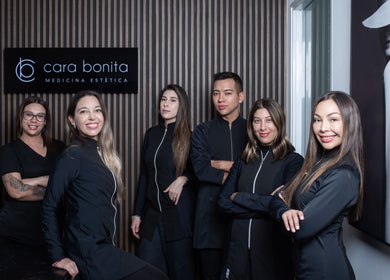 Equipo profesional de CB Medicina Estética en Santiago, Región Metropolitana, CL, posando en la recepción.