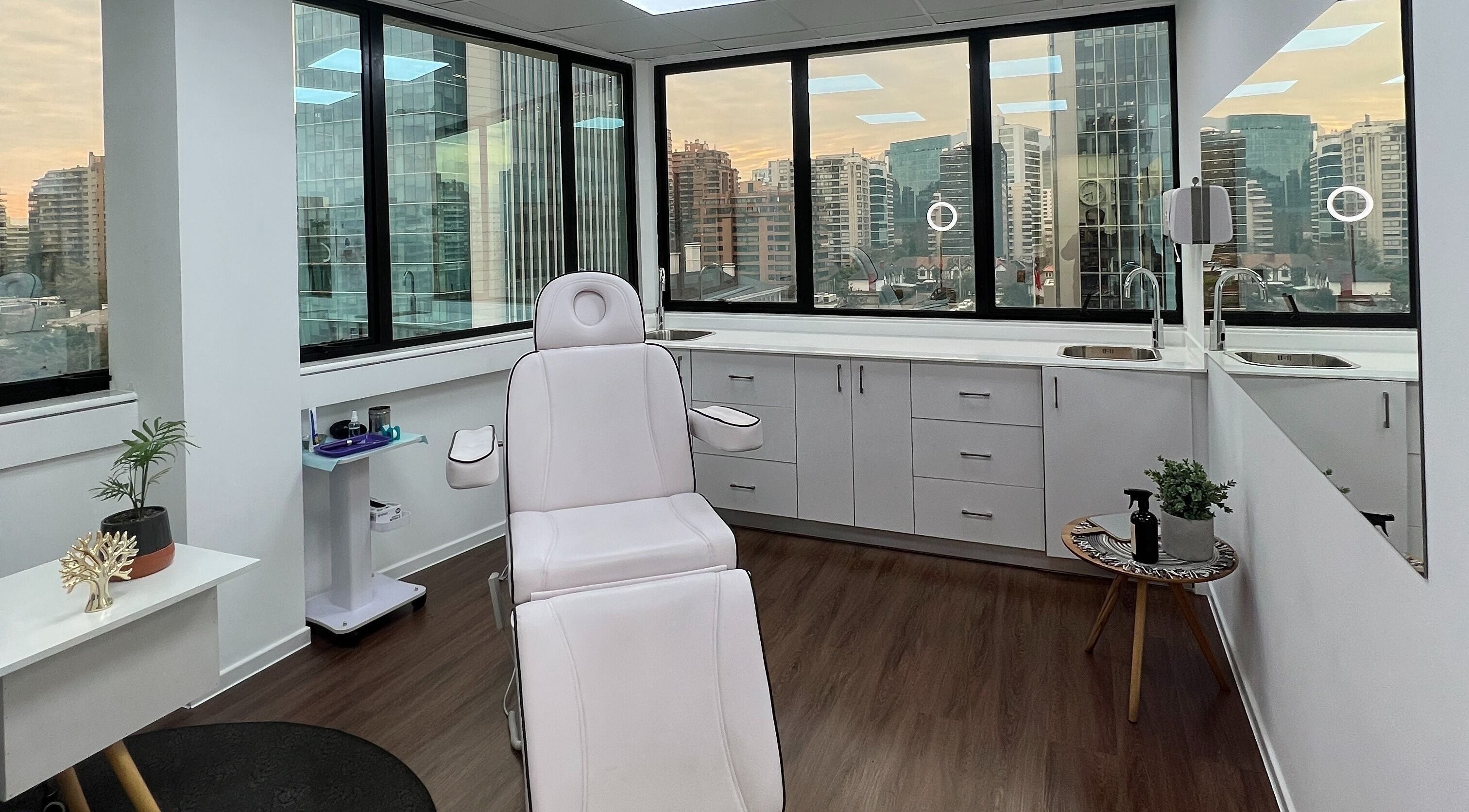 Sala de tratamiento en CB Medicina Estética en Santiago, Región Metropolitana, CL con vistas a la ciudad.