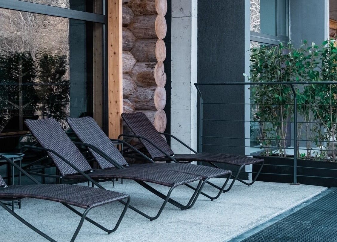 Serene patio with loungers at Banya No.1 Tbilisi Private in Kiketi, GE, perfect for relaxation.