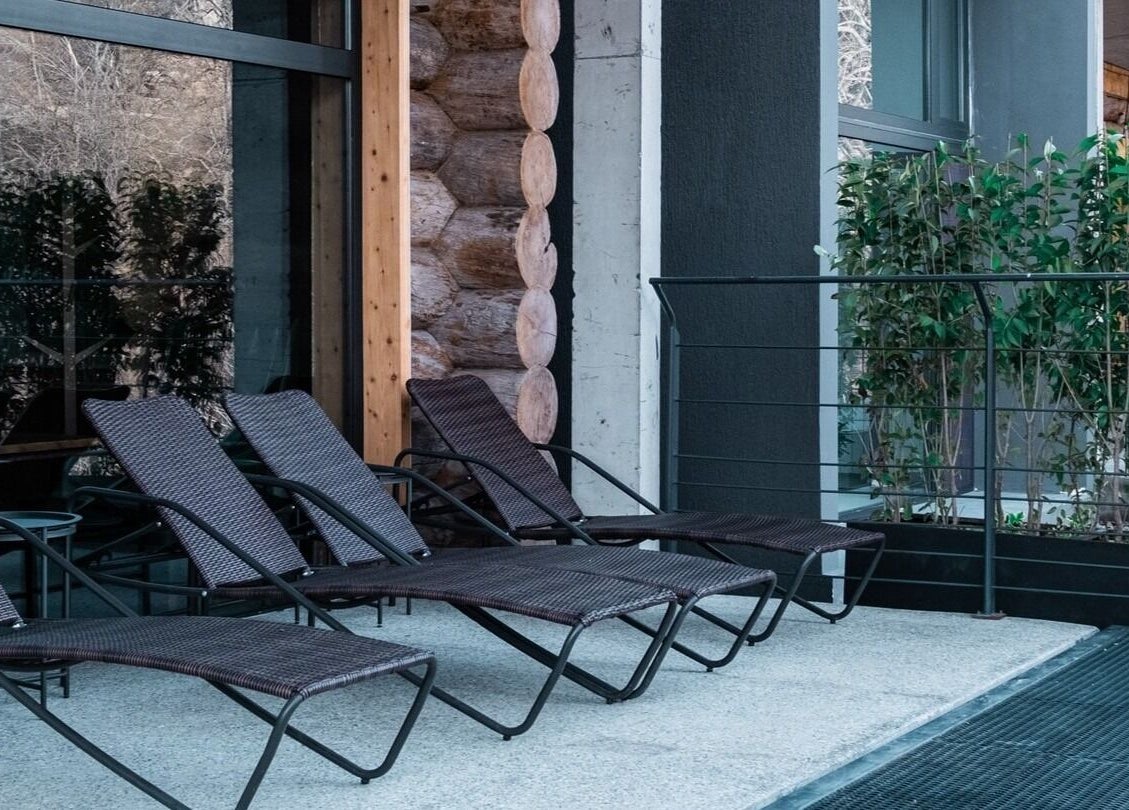 Serene patio with loungers at Banya No.1 Tbilisi Private in Kiketi, GE, perfect for relaxation.