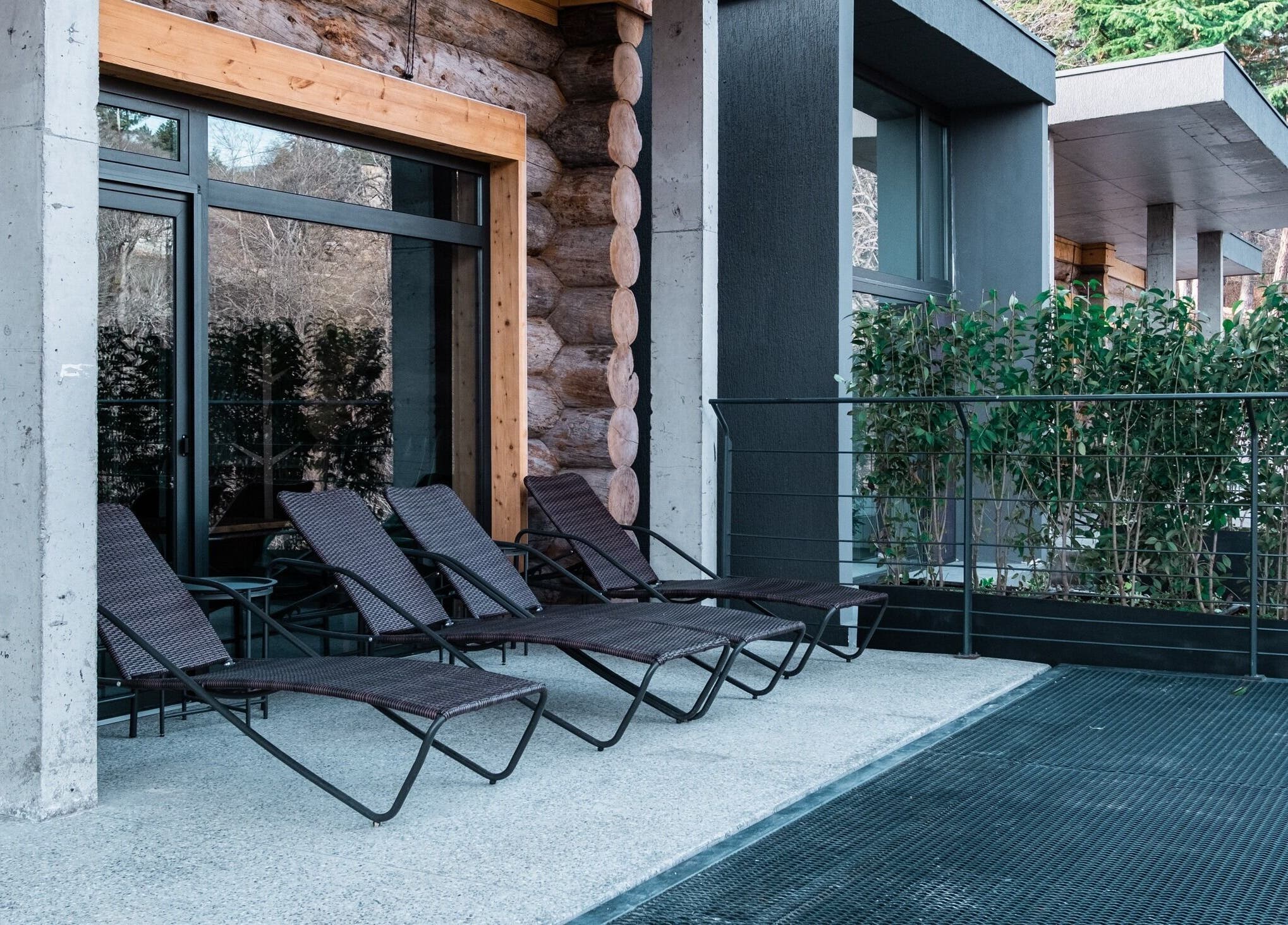 Outdoor seating at Banya No.1 - Tbilisi (Public Mixed) in Kiketi, Kvemo Kartli, GE, with lush surroundings.