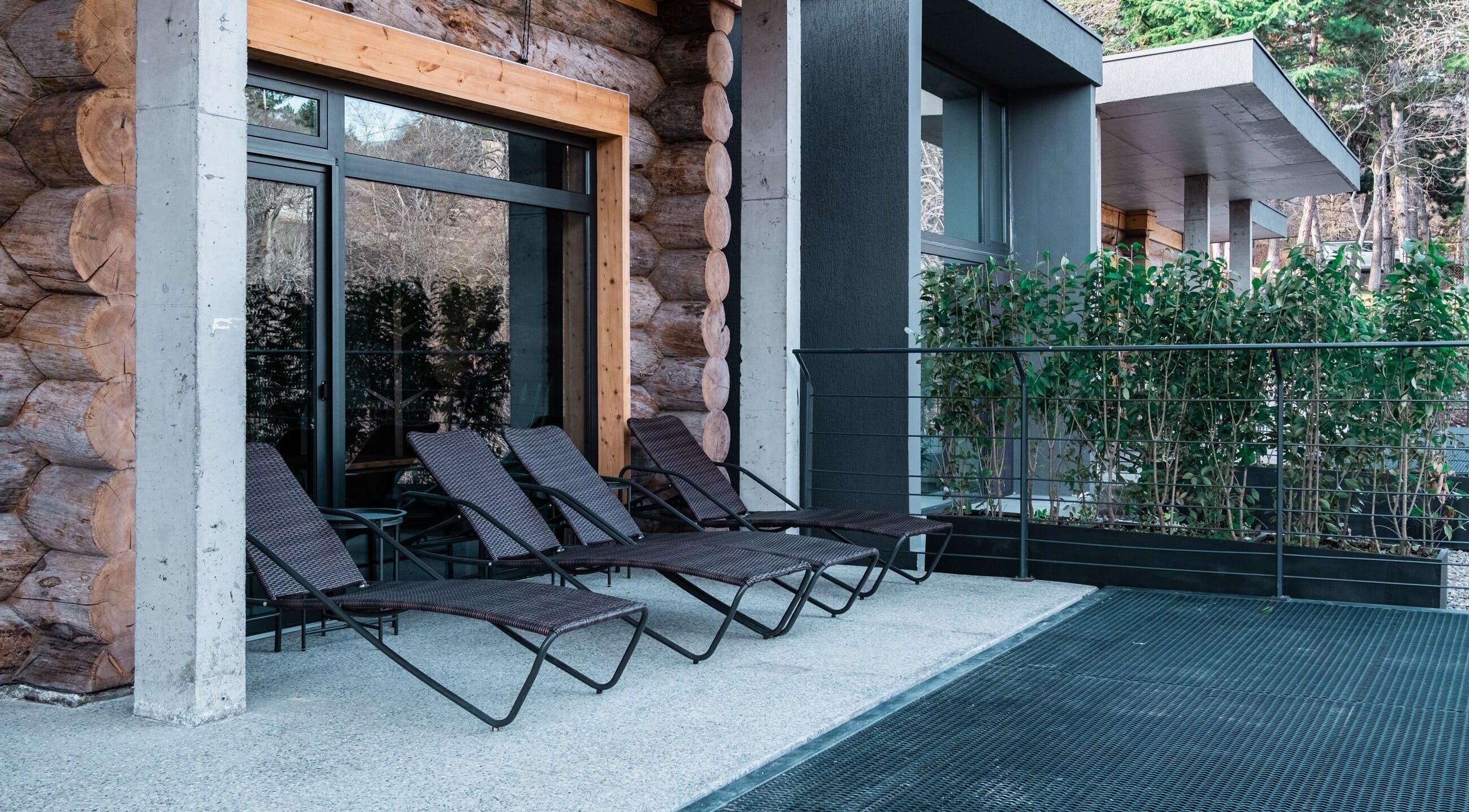 Outdoor seating at Banya No.1 - Tbilisi (Public Mixed) in Kiketi, Kvemo Kartli, GE, with lush surroundings.