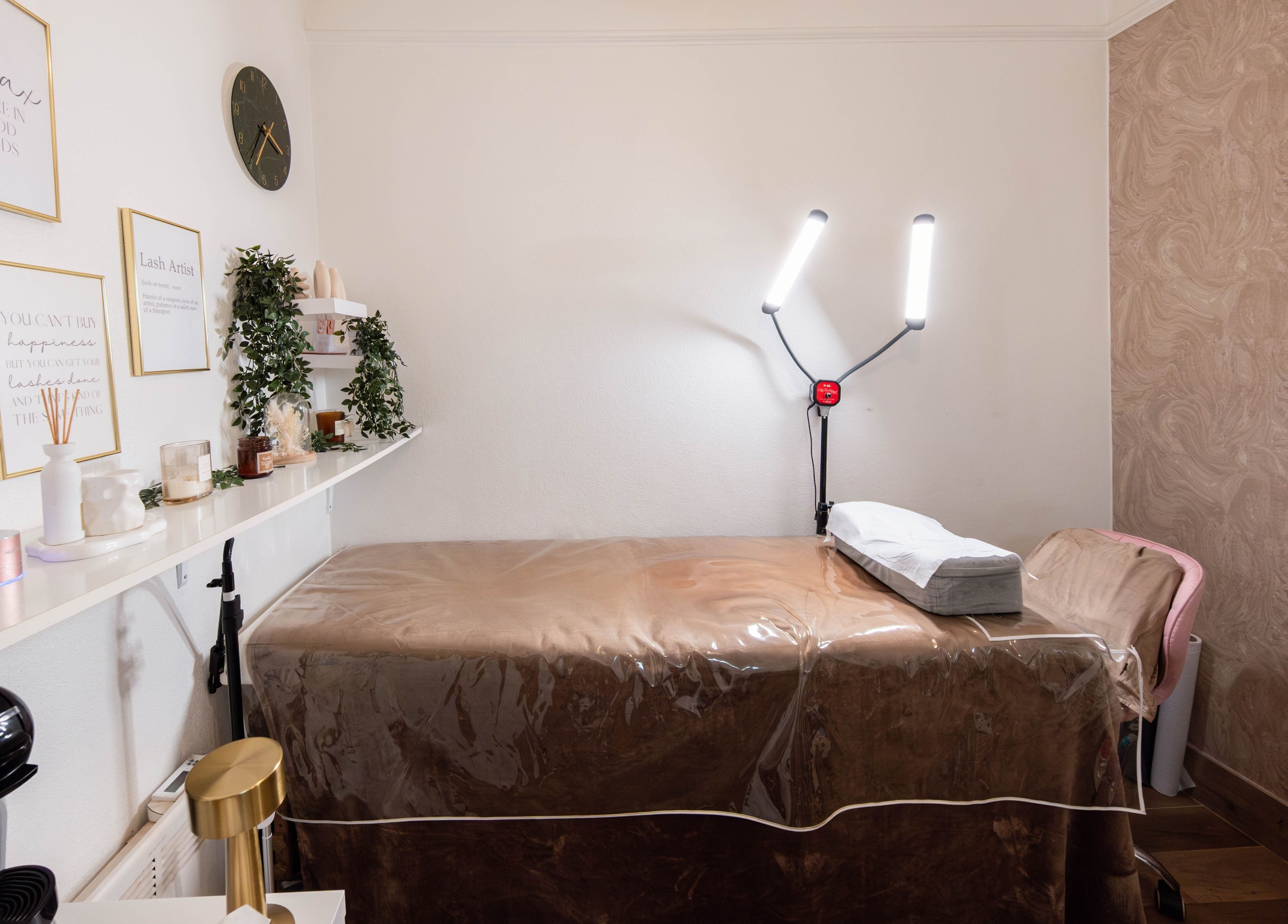 Relaxing treatment room at Arieyes, London, England, GB with decor and soft lighting.