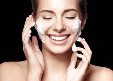 Mujer aplicando crema facial en Shine Spa, San Lorenzo, Puerto Rico, US.