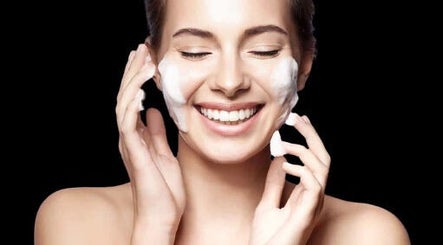 Mujer aplicando crema facial en Shine Spa, San Lorenzo, Puerto Rico, US.