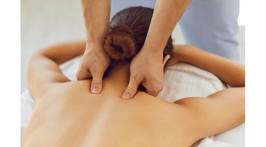 Relaxing massage therapy at Valentina Holistic Therapy, Kirkcaldy, Scotland, GB, soothing body and mind.