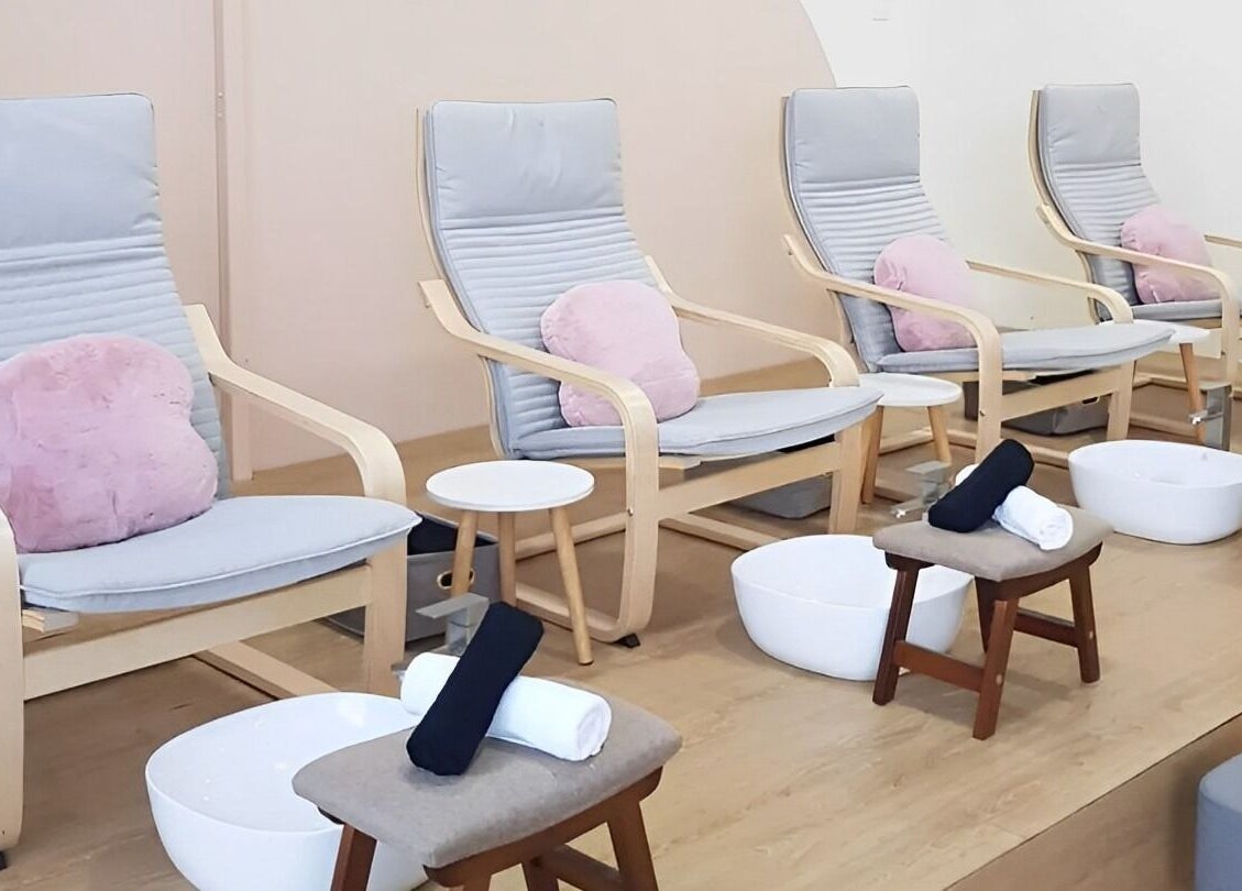 Manikyu's comfortable nail lounge in CHERAS, KUALA LUMPUR, MY offers plush seating for a relaxing pampering session.