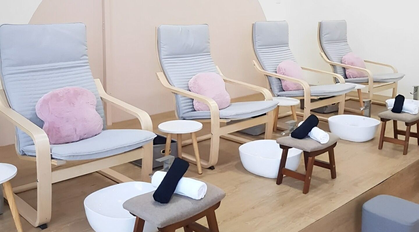 Manikyu's comfortable nail lounge in CHERAS, KUALA LUMPUR, MY offers plush seating for a relaxing pampering session.