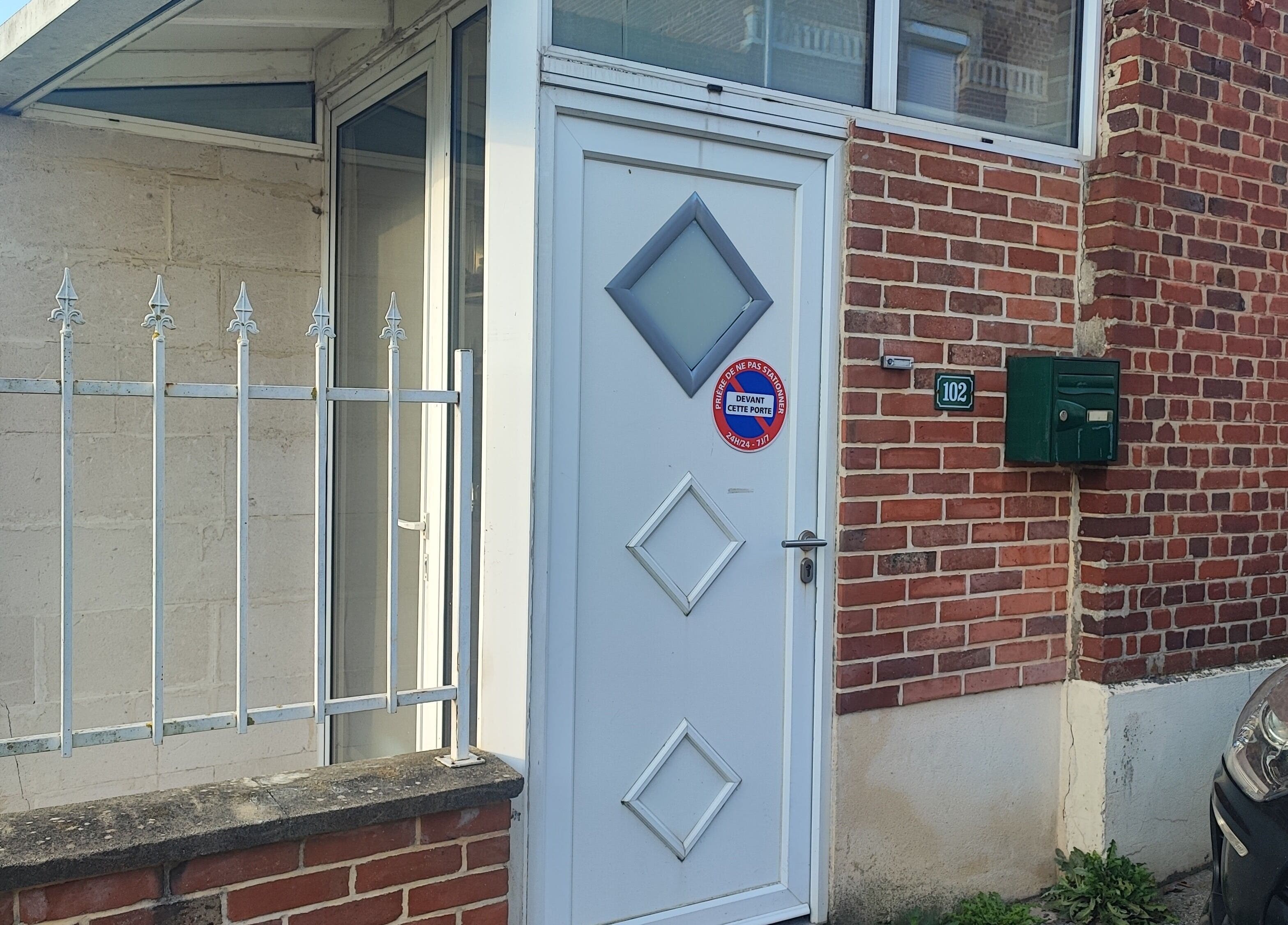 Entrée moderne de Passionails60 à Tracy-le-Mont, Hauts-de-France, FR avec porte et brique.