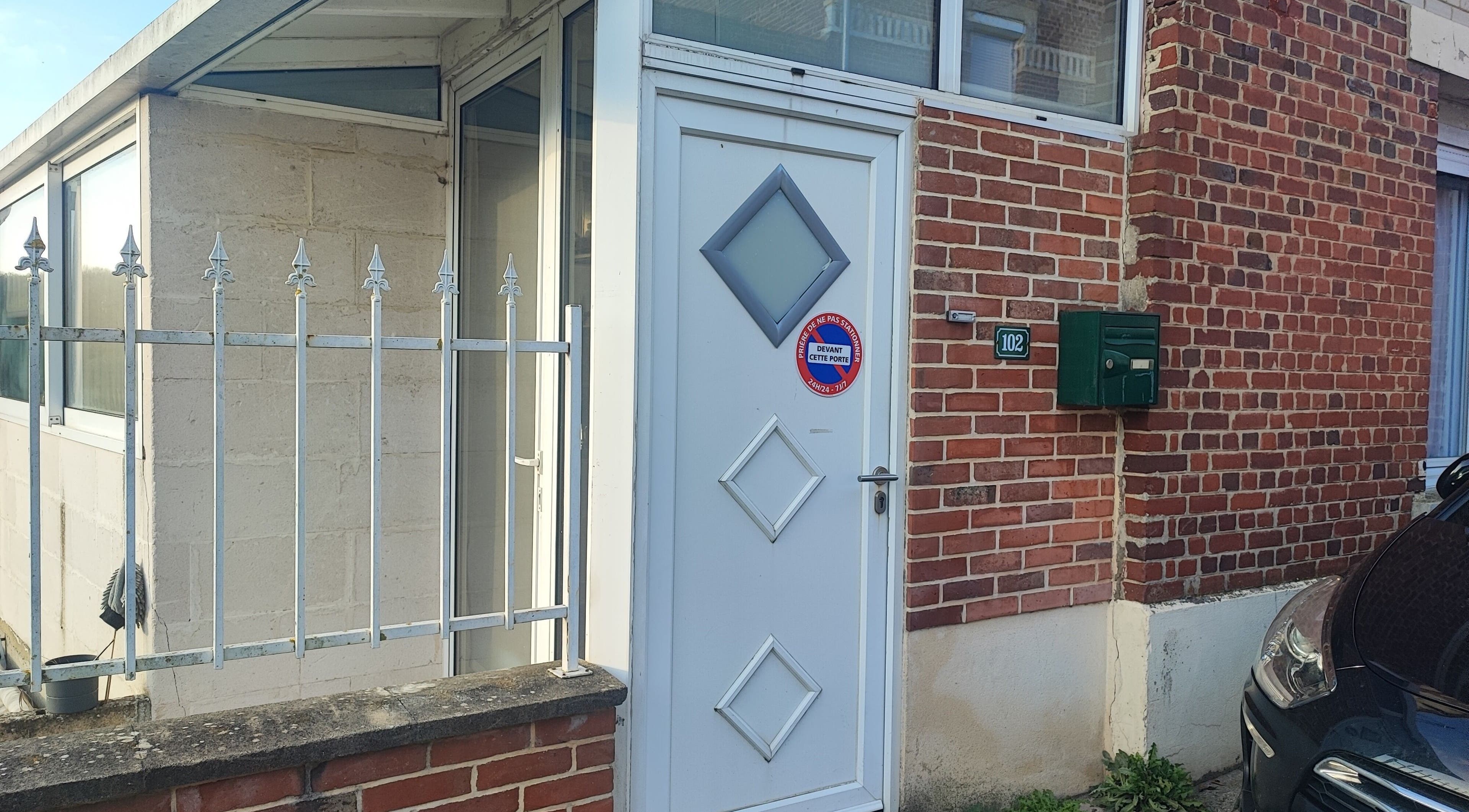 Entrée moderne de Passionails60 à Tracy-le-Mont, Hauts-de-France, FR avec porte et brique.