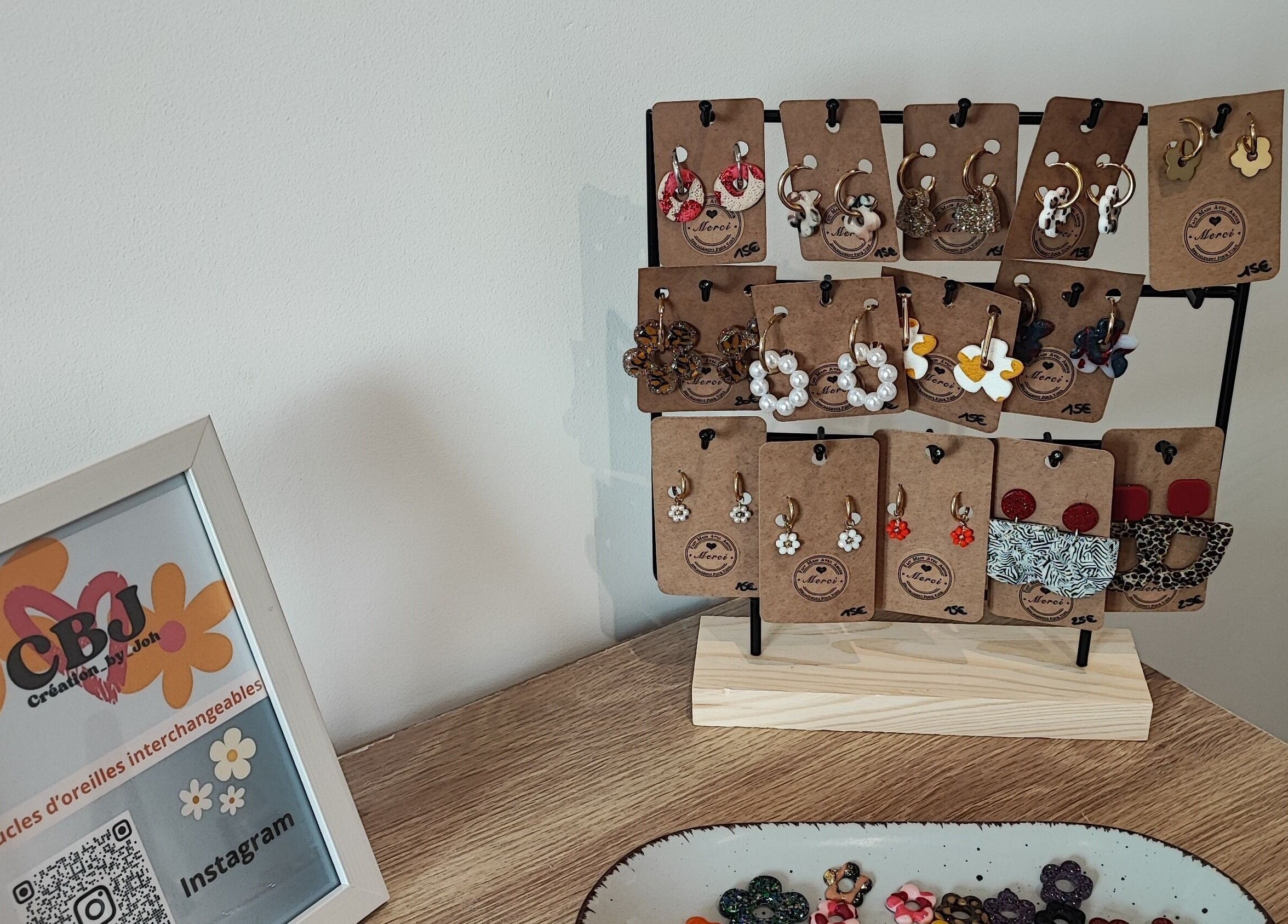 Boucles d'oreilles exposées chez Passionails60 à Tracy-le-Mont, Hauts-de-France, FR.