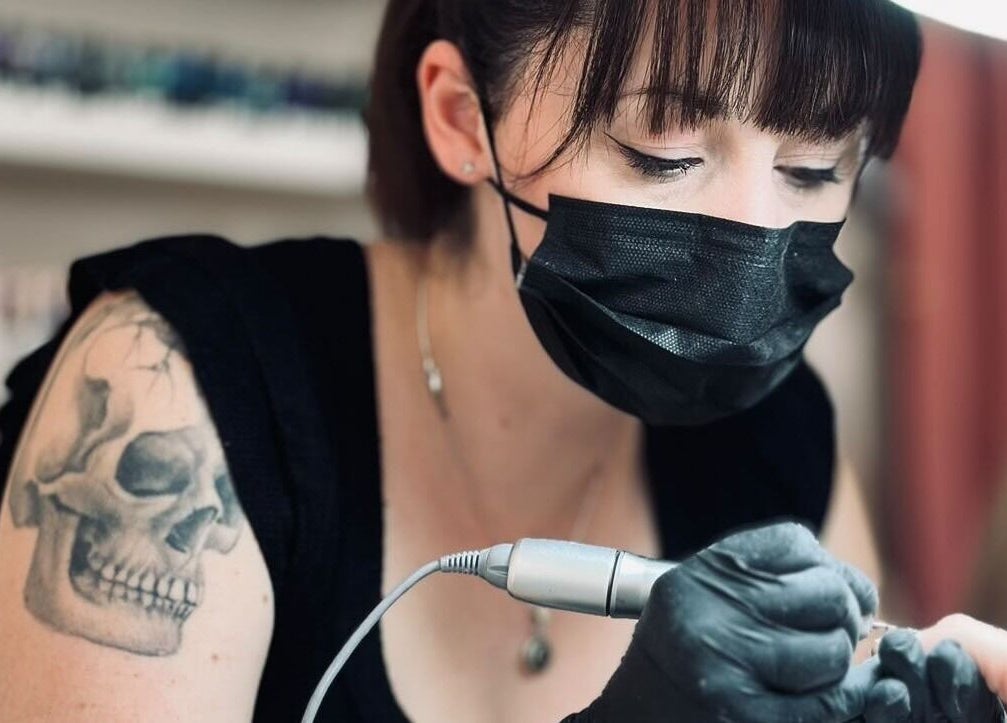 Technicienne chez Passionails60 réalisant une manucure à Tracy-le-Mont, Hauts-de-France, FR.