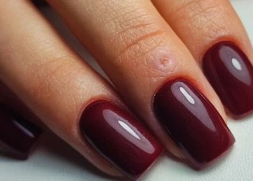 Manucure rouge à Passionails60, Tracy-le-Mont, Hauts-de-France. Ongles soignés et brillants.
