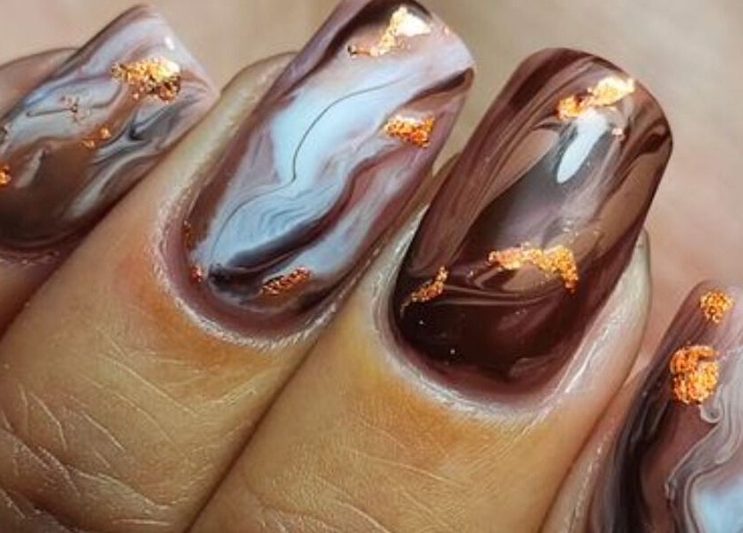 Nail art marbré brun et or chez Passionails60, Tracy-le-Mont, Hauts-de-France, FR.