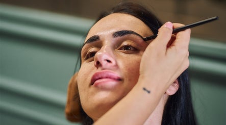 A skilled artist shapes eyebrows at Fina, B kara, MT, enhancing beauty and confidence.