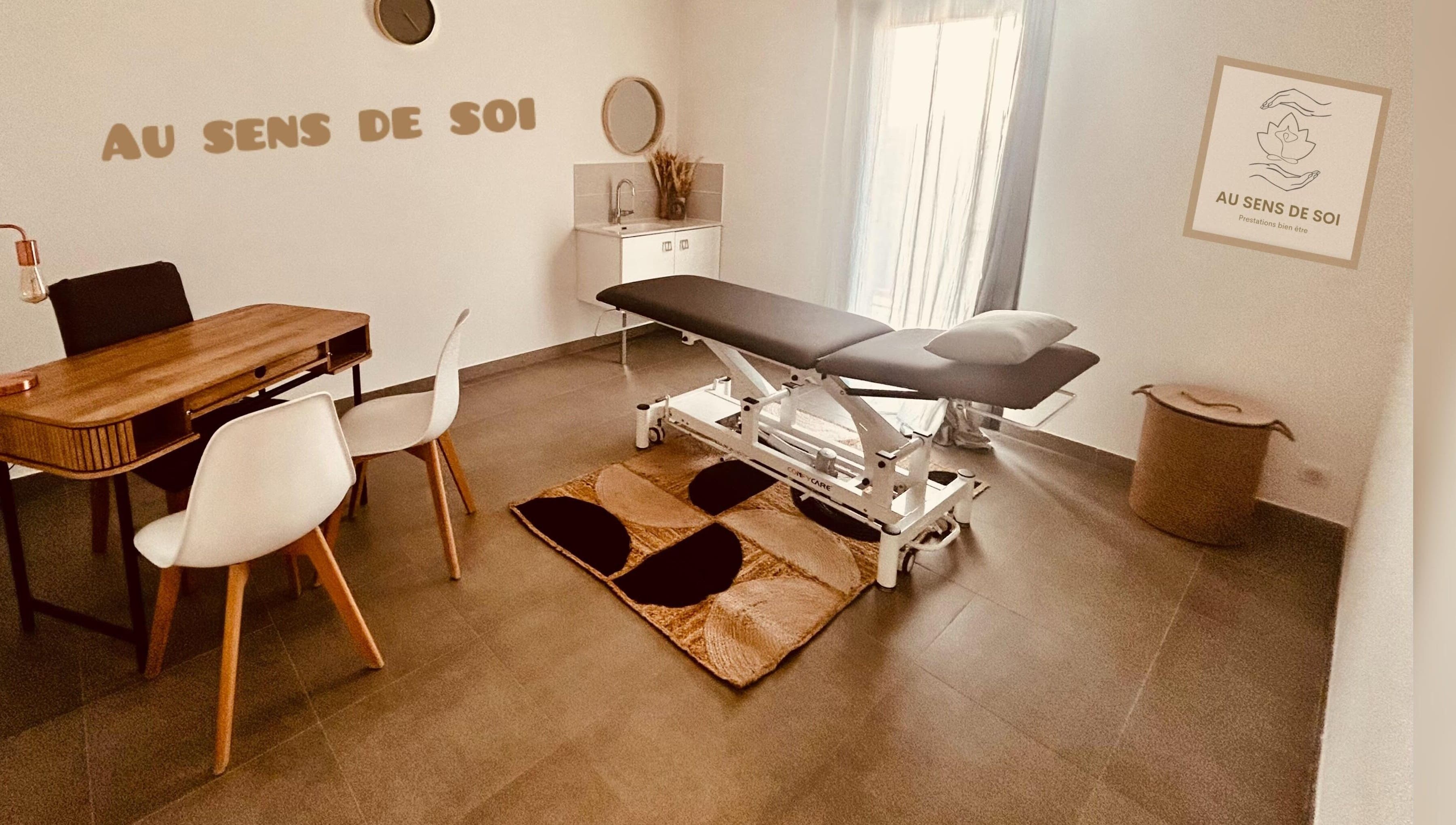 Salle de traitement élégante à Au Sens De Soi, Châteauneuf-du-Pape, Provence-alpes-côte D'azur, FR.