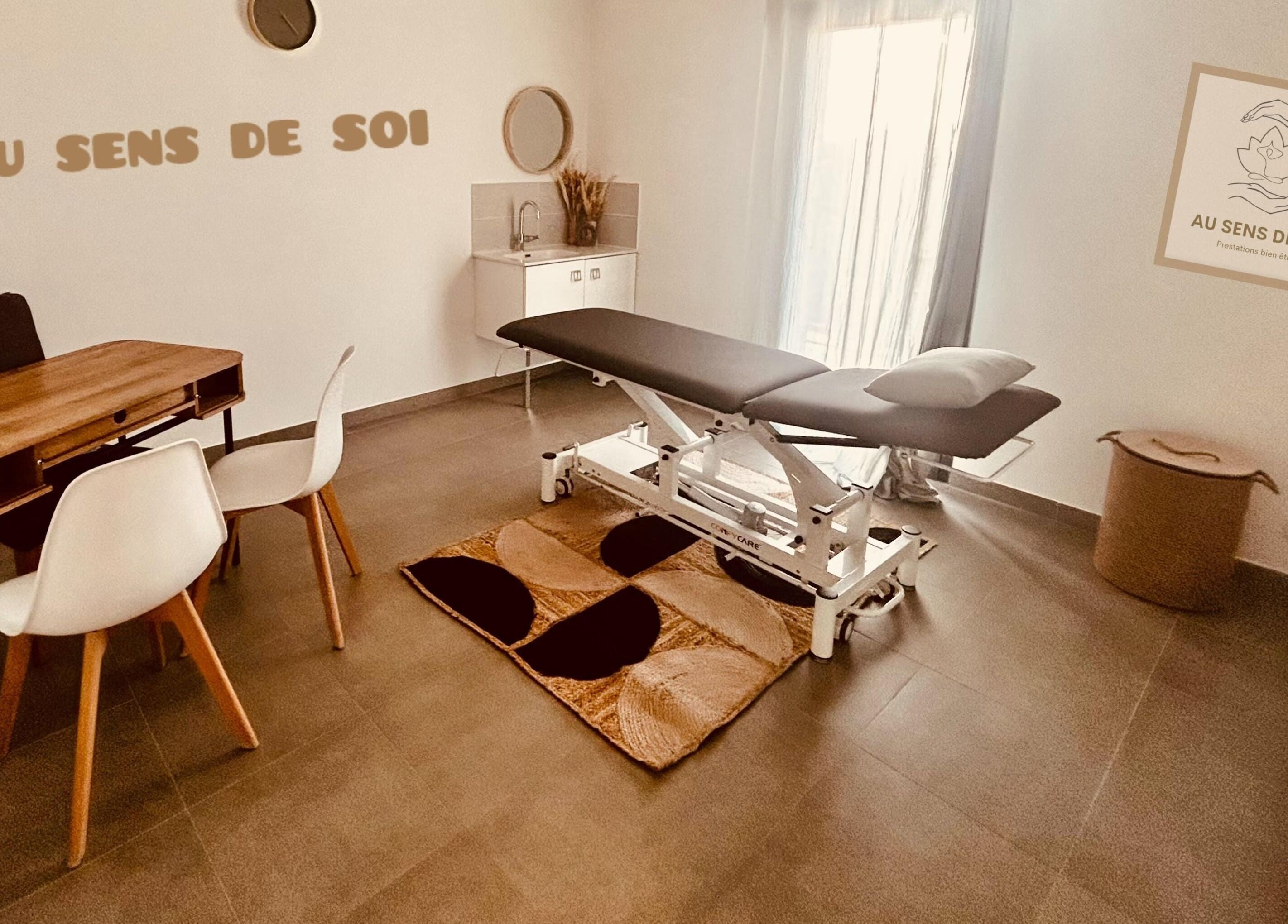 Salle de traitement élégante à Au Sens De Soi, Châteauneuf-du-Pape, Provence-alpes-côte D'azur, FR.