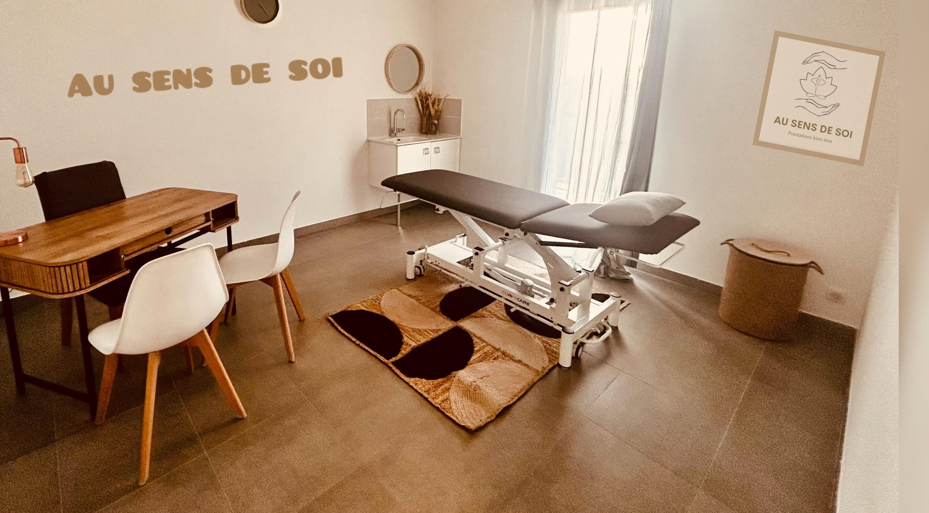 Salle de traitement élégante à Au Sens De Soi, Châteauneuf-du-Pape, Provence-alpes-côte D'azur, FR.