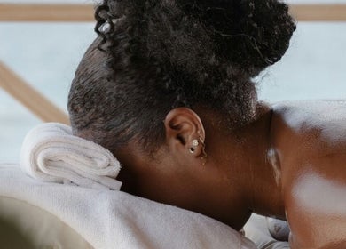 Relaxing massage session at Kurpa Beach Massage, Willemstad, CW with a peaceful ocean view.