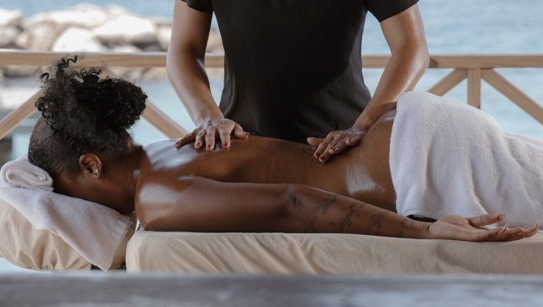 Relaxing massage at Kurpa Beach Massage, Willemstad, CW with ocean view.