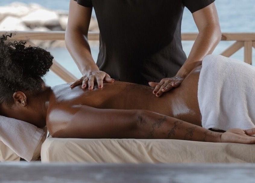 Relaxing massage at Kurpa Beach Massage, Willemstad, CW with ocean view.