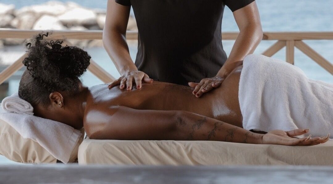 Relaxing massage at Kurpa Beach Massage, Willemstad, CW with ocean view.