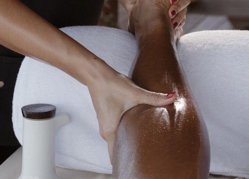 Relaxing leg massage at Kurpa Beach Massage in Willemstad, CW, offering soothing treatments for ultimate relaxation.