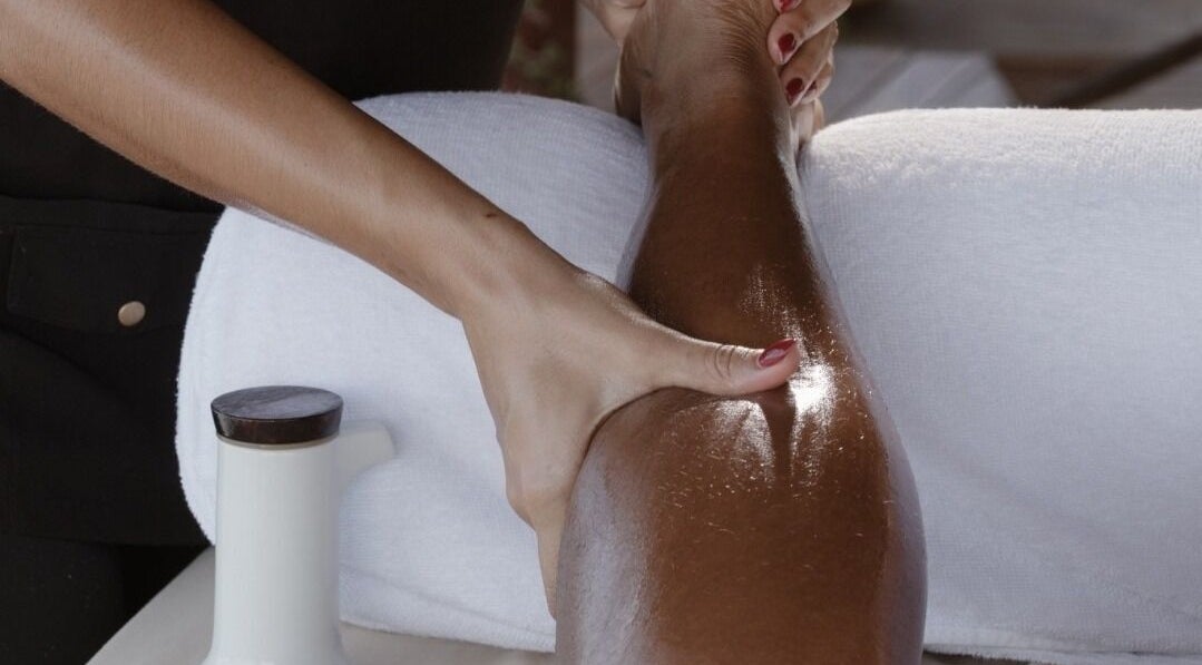 Relaxing leg massage at Kurpa Beach Massage in Willemstad, CW, offering soothing treatments for ultimate relaxation.