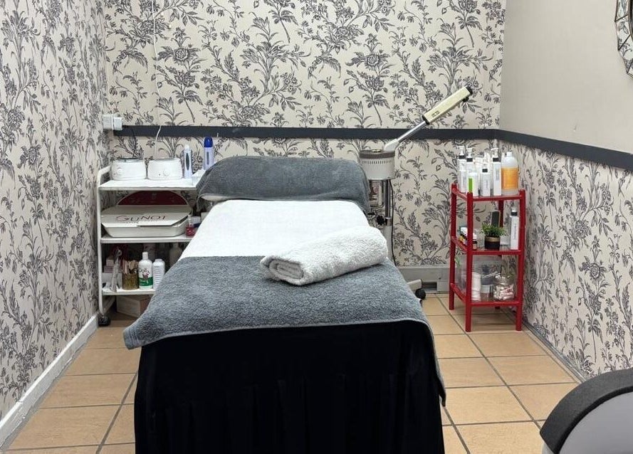 Cozy treatment room at Made up by Mariam in Hillcrest, Kwazulu-natal, ZA, featuring a spa bed and floral decor.