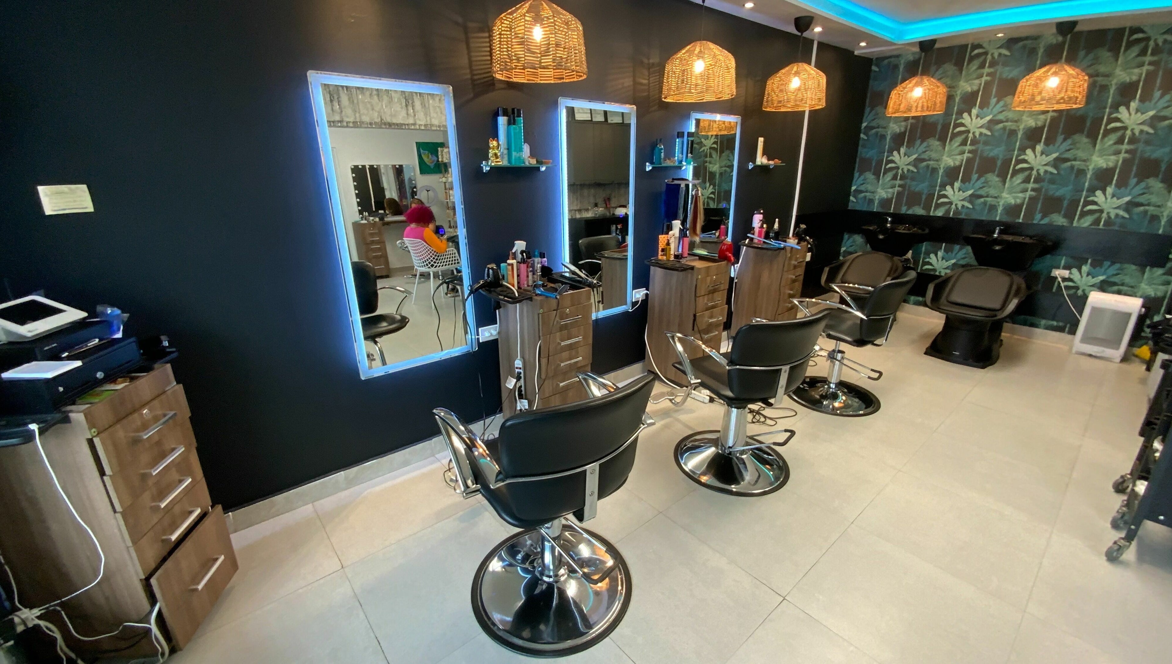 Interior moderno de Hair Lab Studio 407 en San Juan, San Juan, PR, con sillas elegantes y decoración tropical.