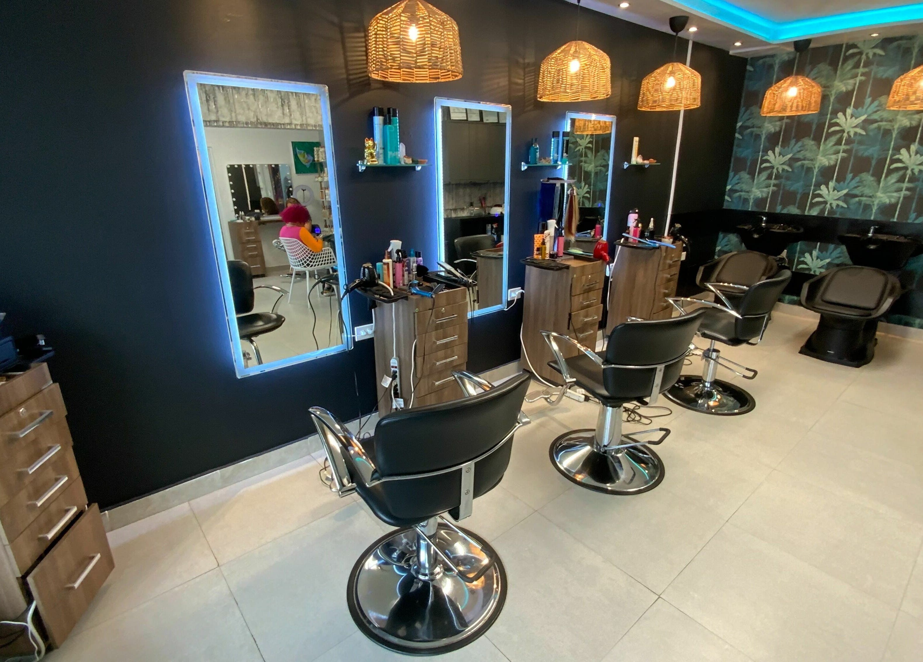 Interior moderno de Hair Lab Studio 407 en San Juan, San Juan, PR, con sillas elegantes y decoración tropical.