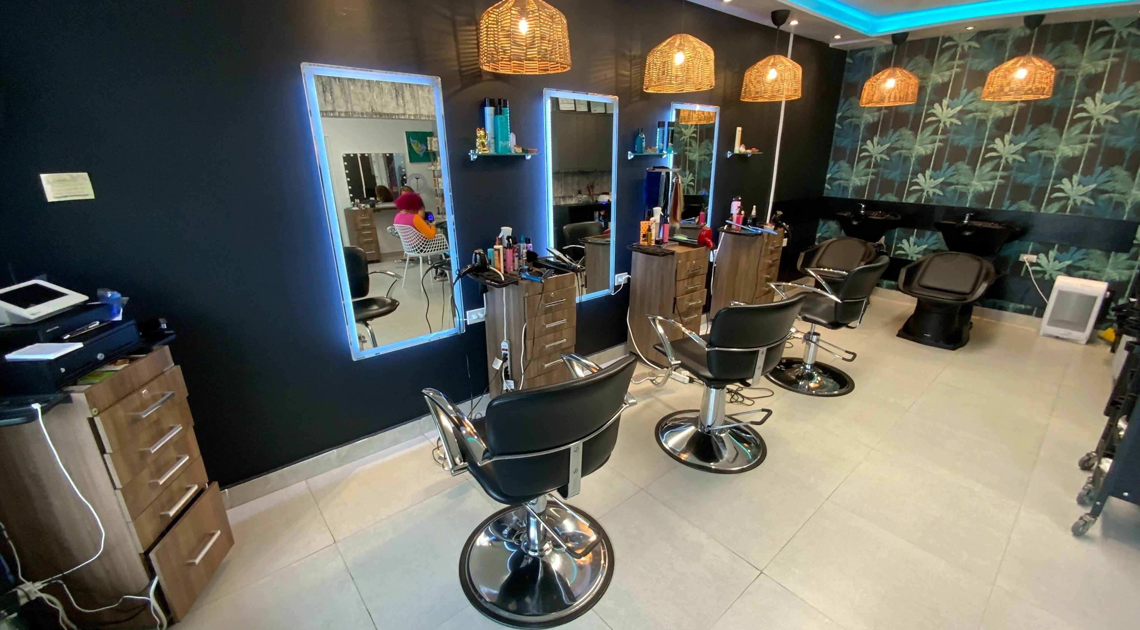 Interior moderno de Hair Lab Studio 407 en San Juan, San Juan, PR, con sillas elegantes y decoración tropical.