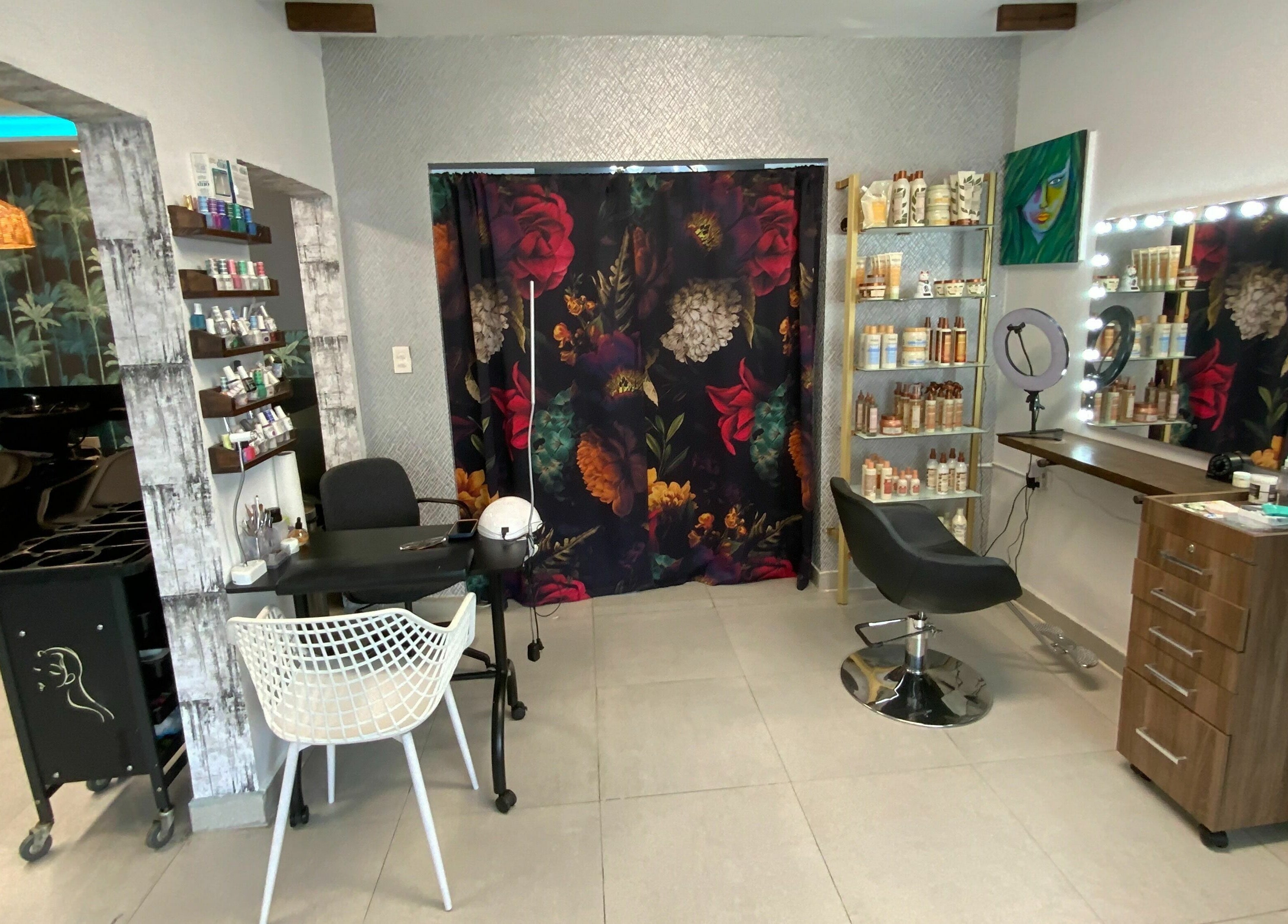 Interior de Hair Lab Studio 407 en San Juan, PR, mostrando una decoración chic con muebles modernos.