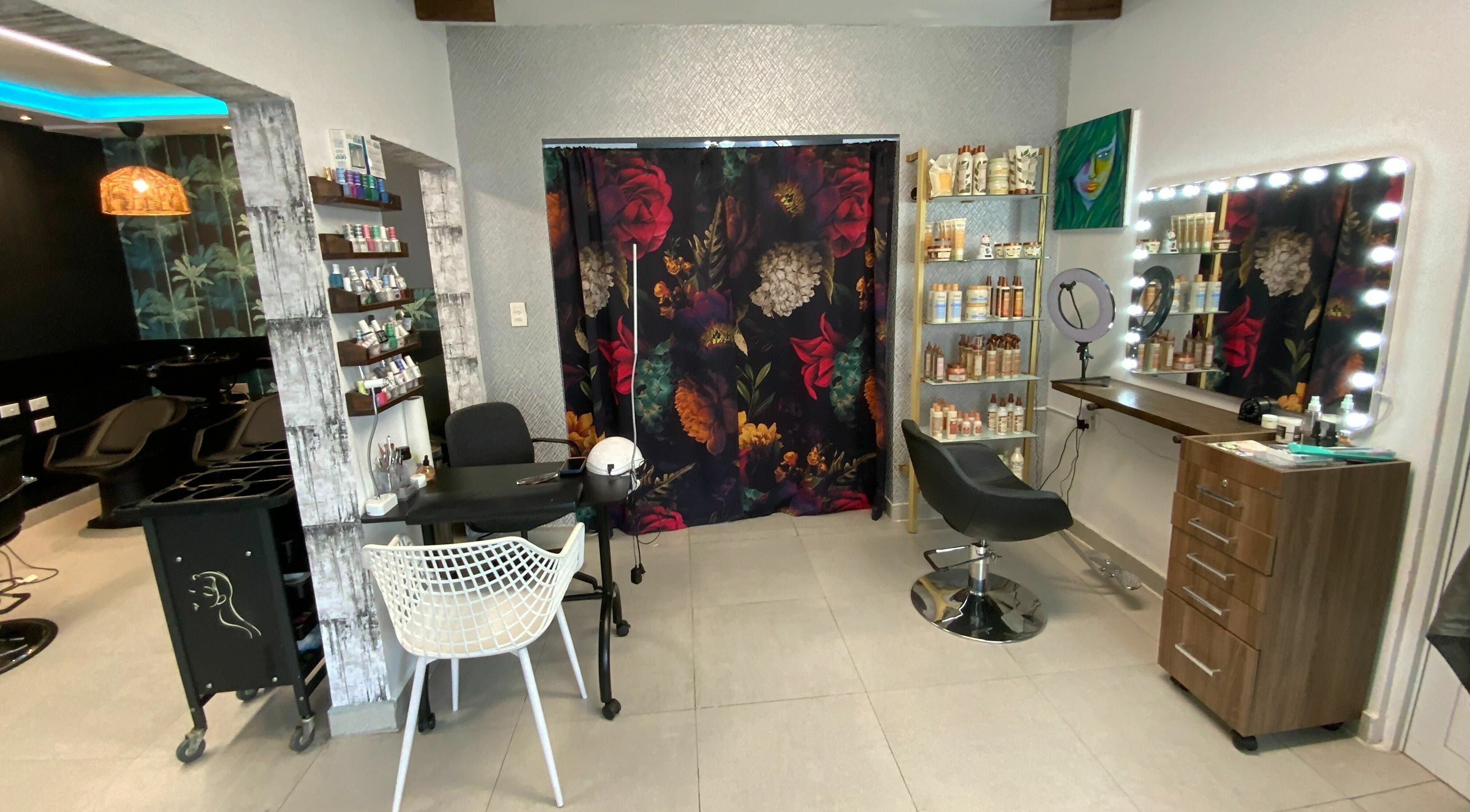 Interior de Hair Lab Studio 407 en San Juan, PR, mostrando una decoración chic con muebles modernos.