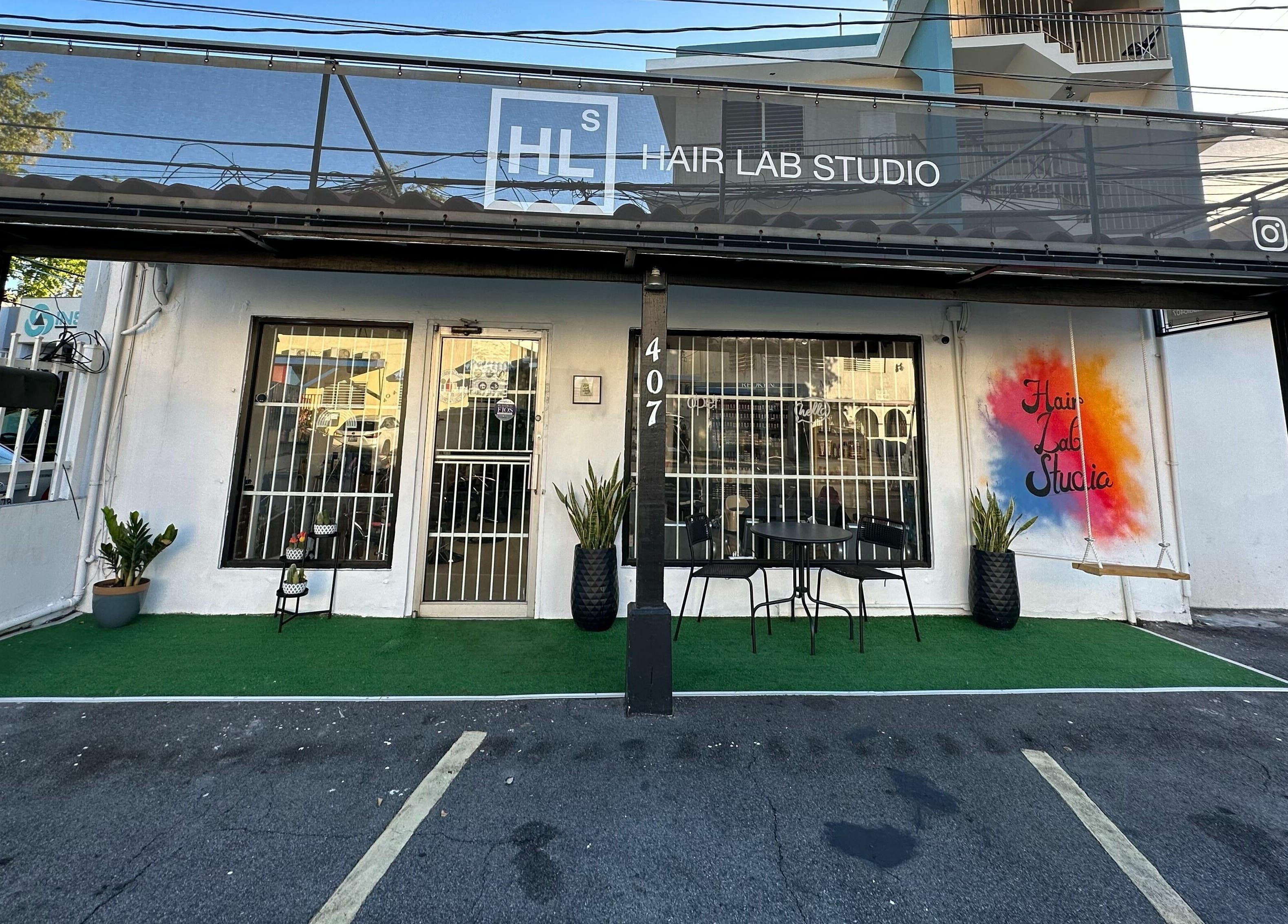 Fachada de Hair Lab Studio 407 en San Juan, San Juan, PR, mostrando decoración exterior vibrante y acogedora.