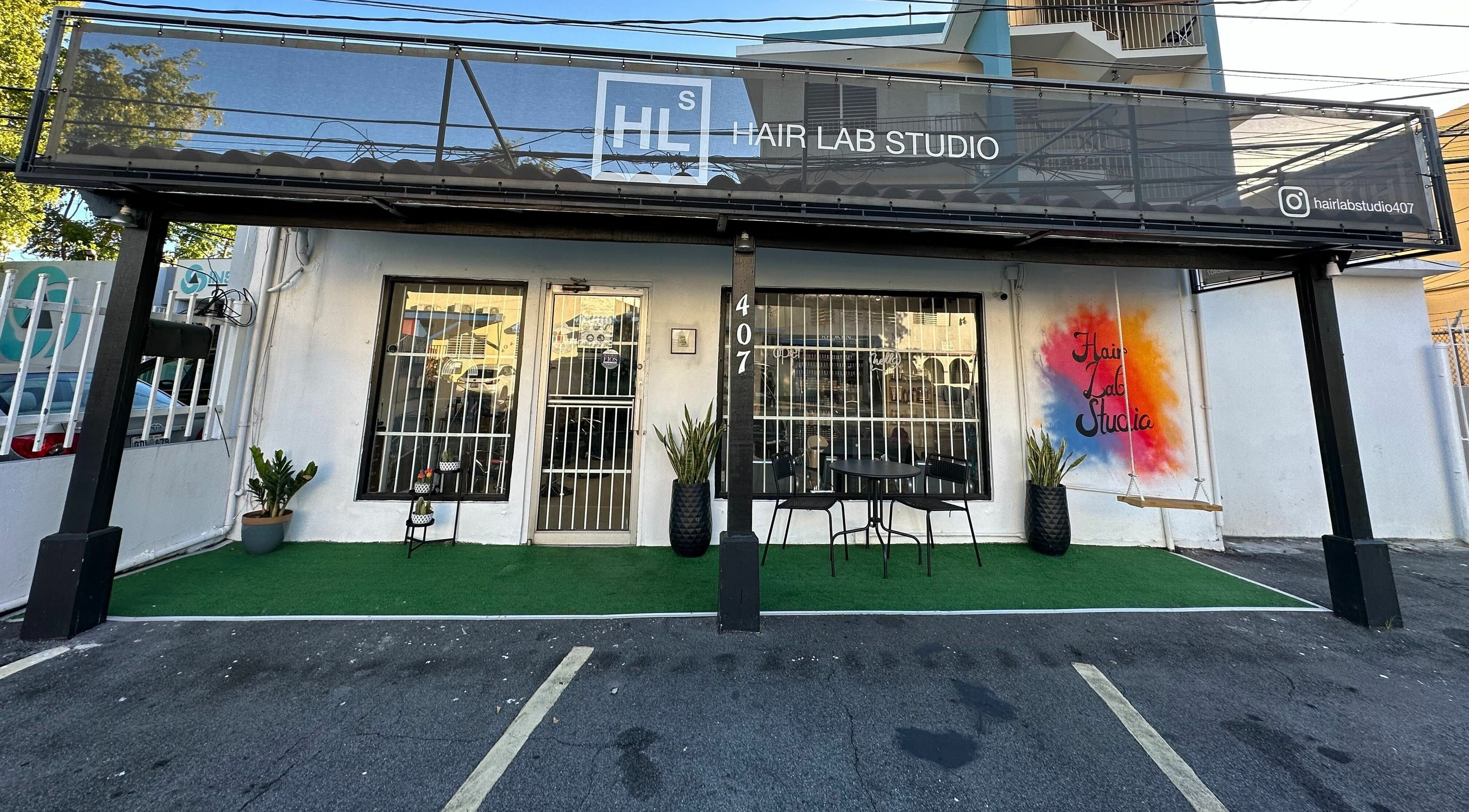 Fachada de Hair Lab Studio 407 en San Juan, San Juan, PR, mostrando decoración exterior vibrante y acogedora.