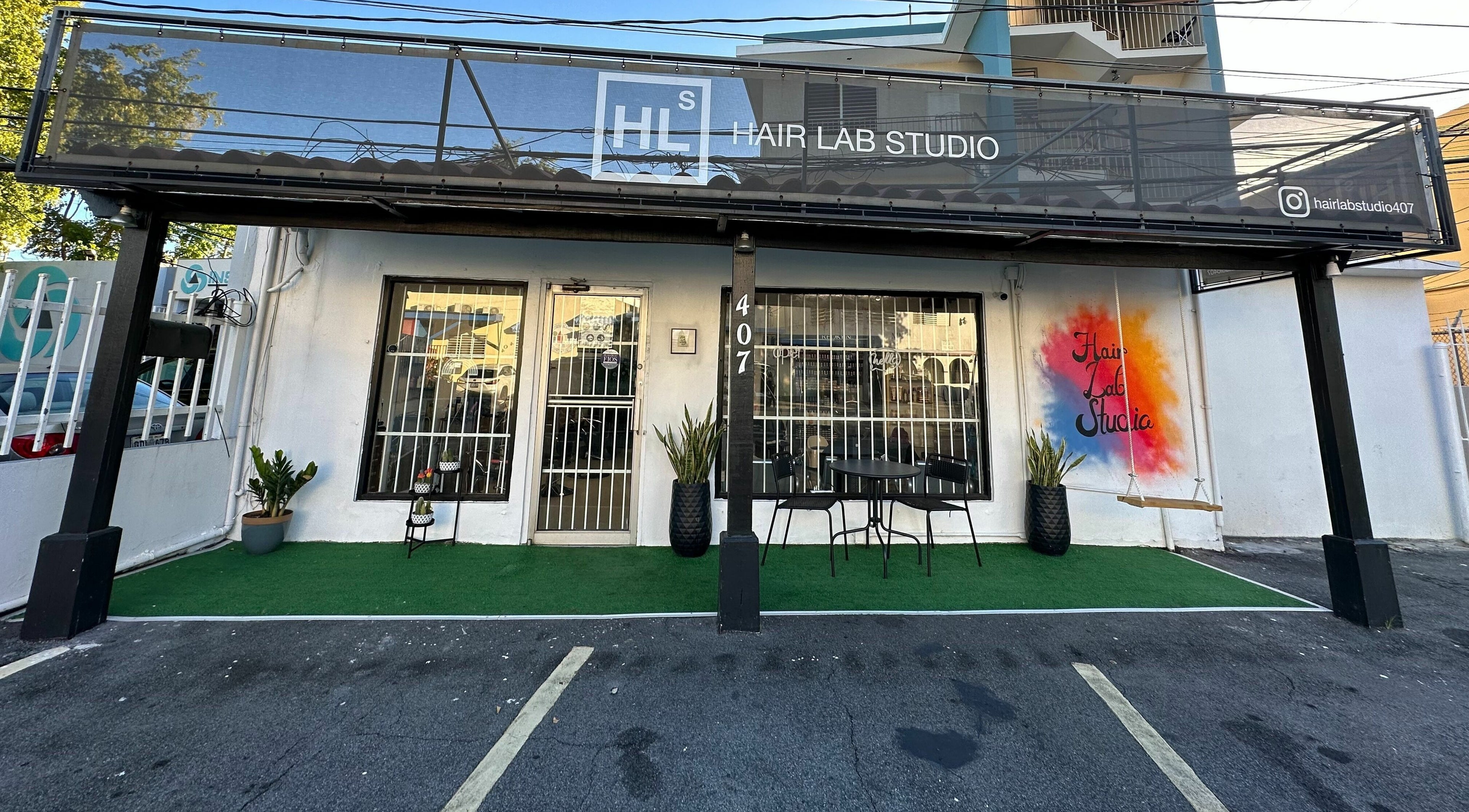 Fachada de Hair Lab Studio 407 en San Juan, San Juan, PR, mostrando decoración exterior vibrante y acogedora.