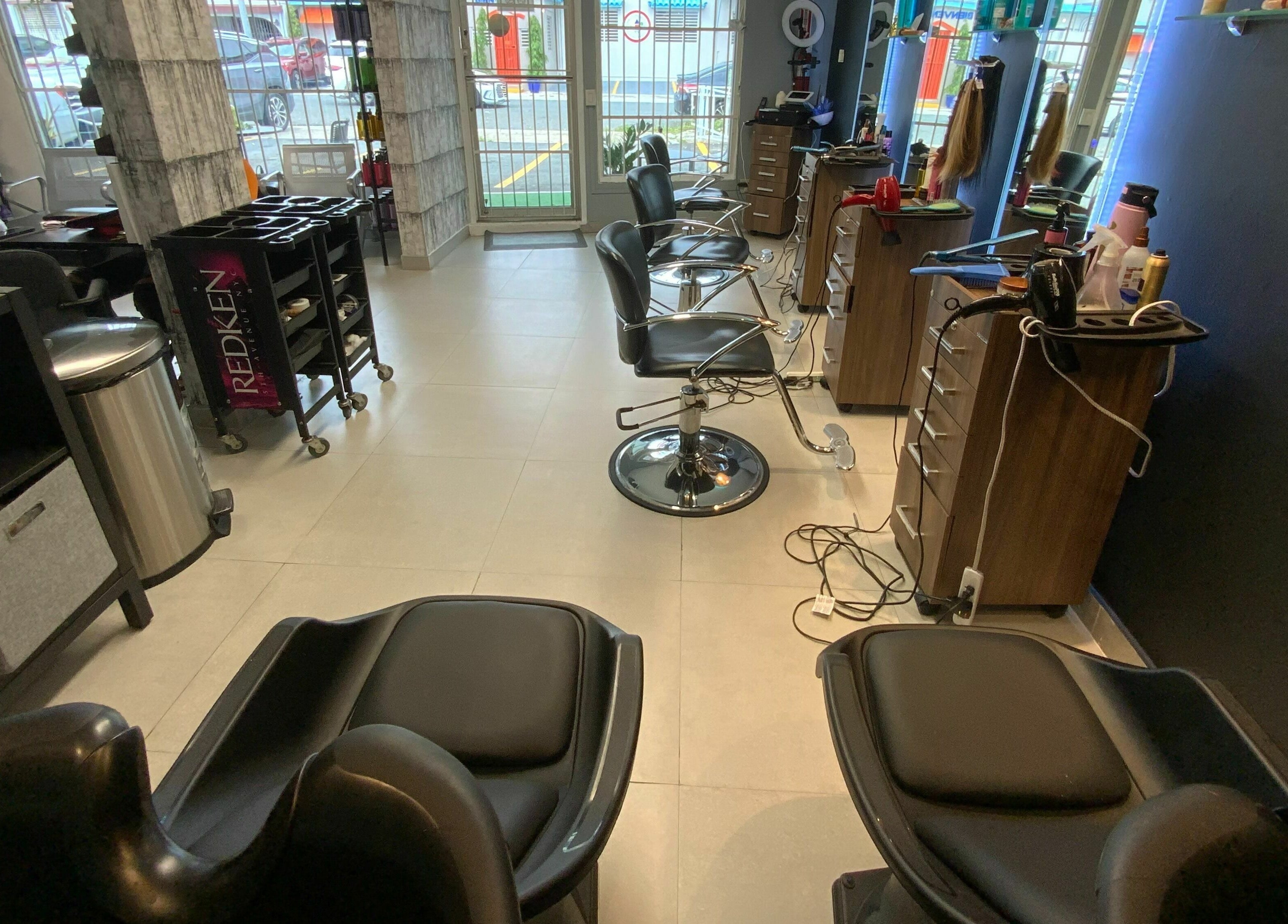 Vista interior de Hair Lab Studio 407 en San Juan, San Juan, PR, mostrando sillones y estaciones de estilismo.
