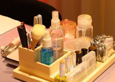 Mesa con herramientas de manicura en Right Nail - Zona 14 Parque Las Americas, Ciudad De Guatemala, Guatemala, GT.