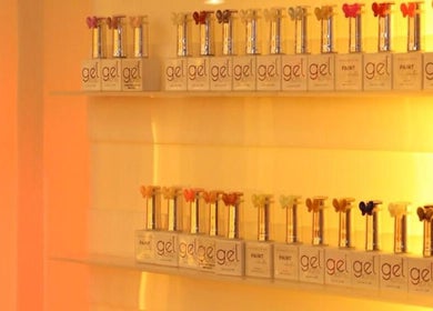 Estante de esmaltes en Right Nail - Zona 14 Parque Las Americas, Ciudad De Guatemala, Guatemala, GT.