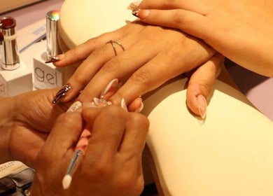 Procedimiento de manicura en Right Nail - Zona 14 Parque Las Americas, Ciudad De Guatemala, Guatemala, GT.