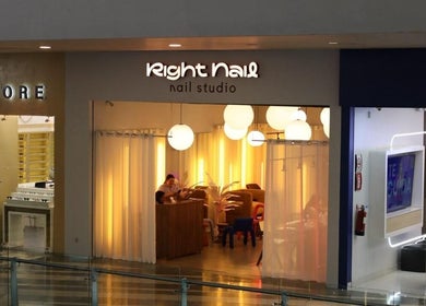 Entrada iluminada de Right Nail - Zona 14 Parque Las Americas en Ciudad De Guatemala, Guatemala, GT.
