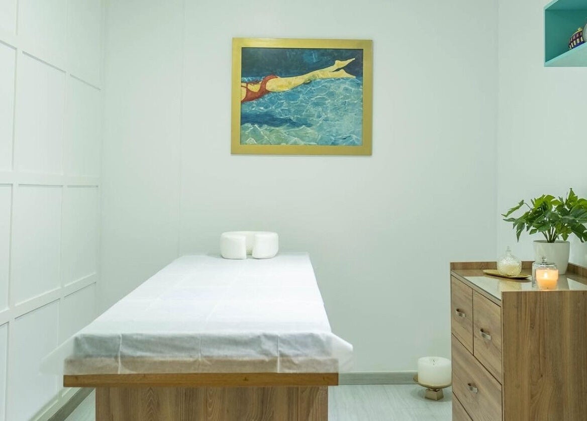 Sala de tratamiento en Wax Tan and Go Studio Bogota, Bogotá, CO con camilla y decoración relajante.